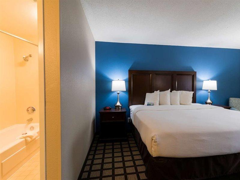 Hotel Baymont By Wyndham Detroit Airport/Romulus Exterior foto