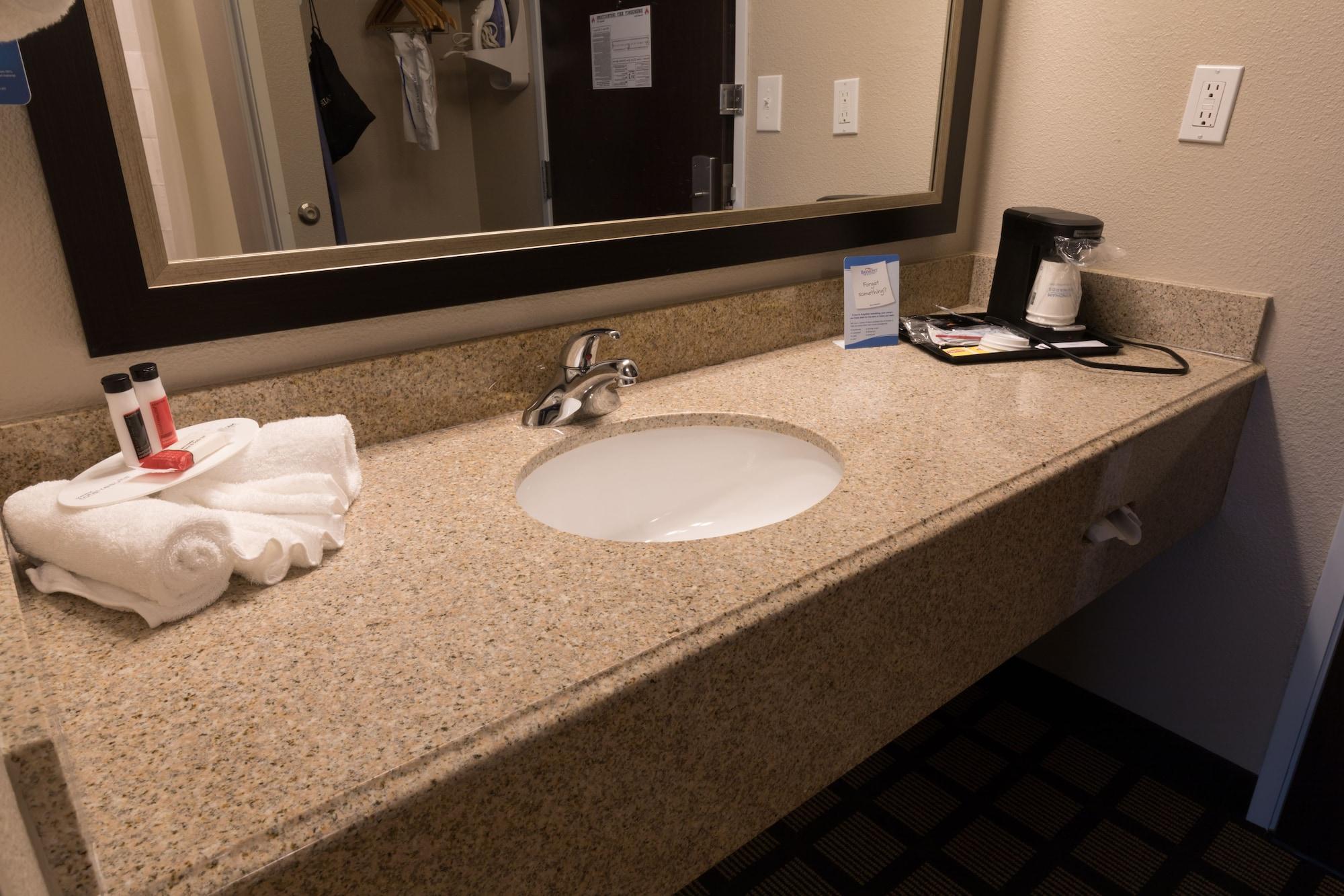 Hotel Baymont By Wyndham Detroit Airport/Romulus Exterior foto