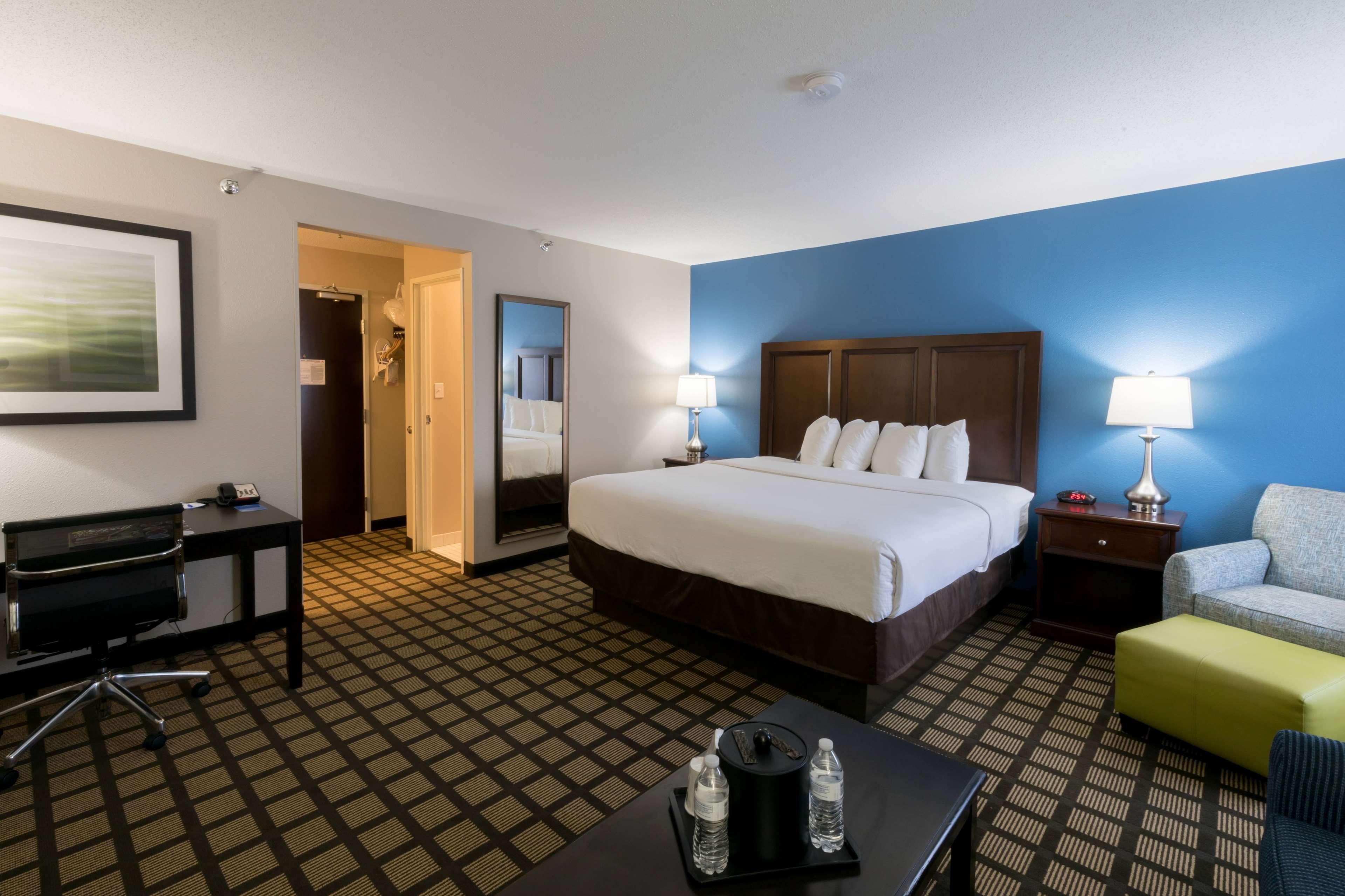 Hotel Baymont By Wyndham Detroit Airport/Romulus Exterior foto