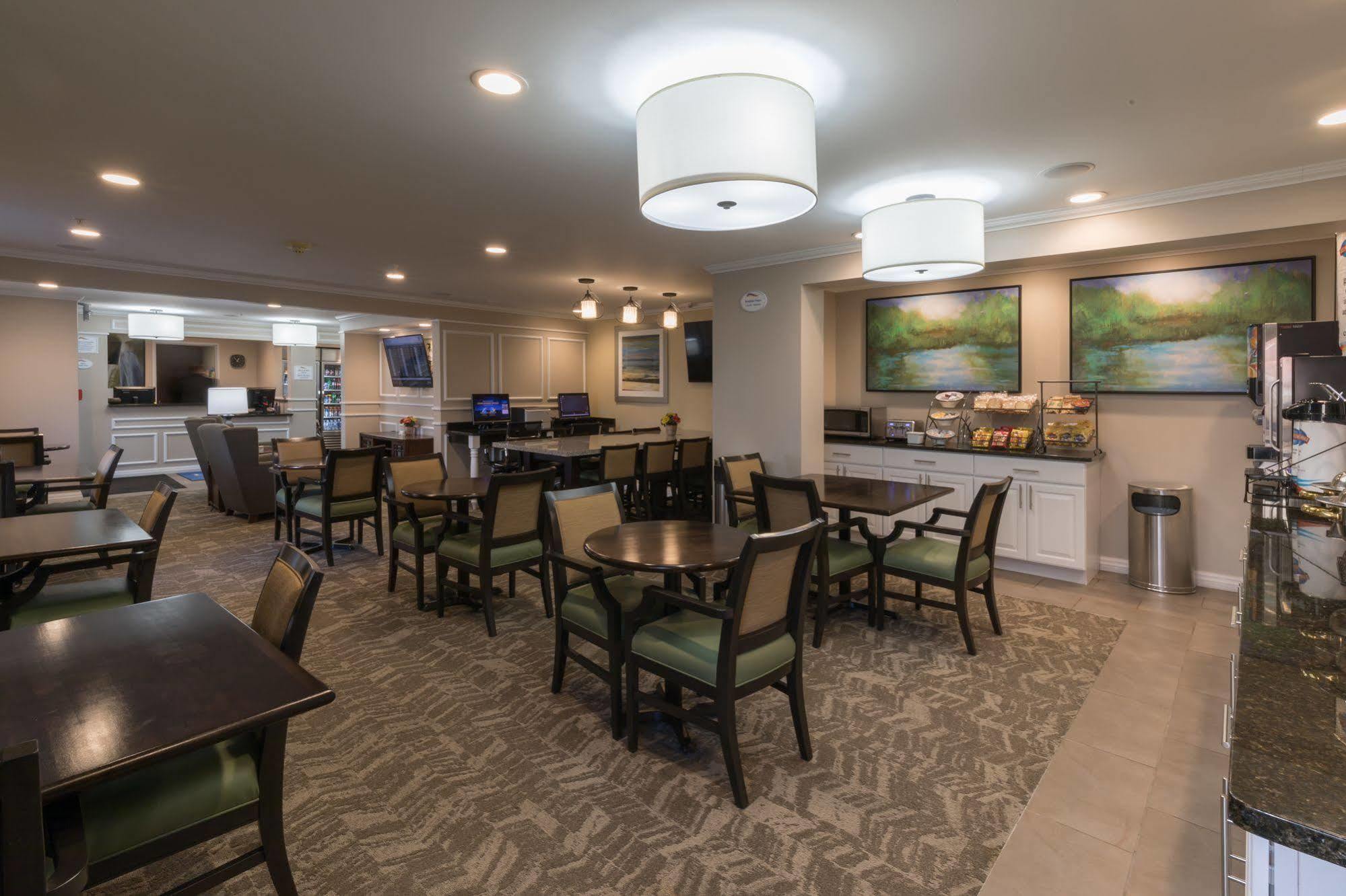 Hotel Baymont By Wyndham Detroit Airport/Romulus Exterior foto